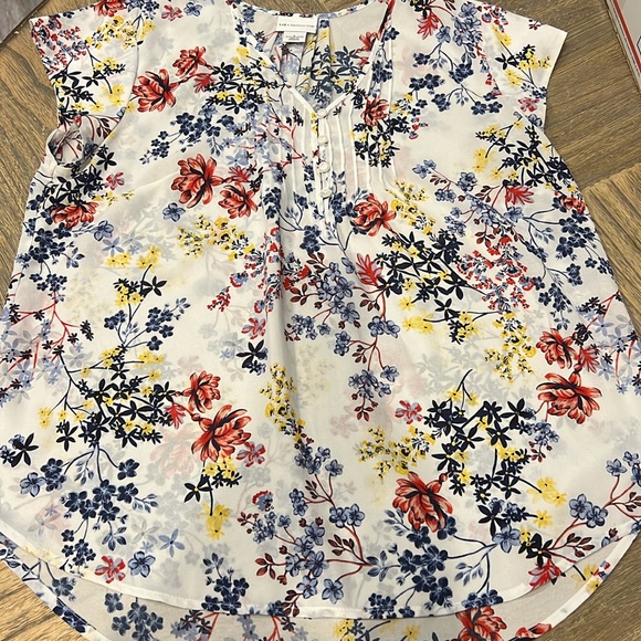 Liz Claiborne Women’s Large Floral Shirt - White with Blue, Red and Yellow Print - Picture 2 of 4